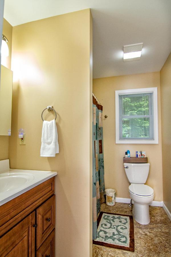 Cabin By The Creek With Private Creek Access Tannersville Luaran gambar